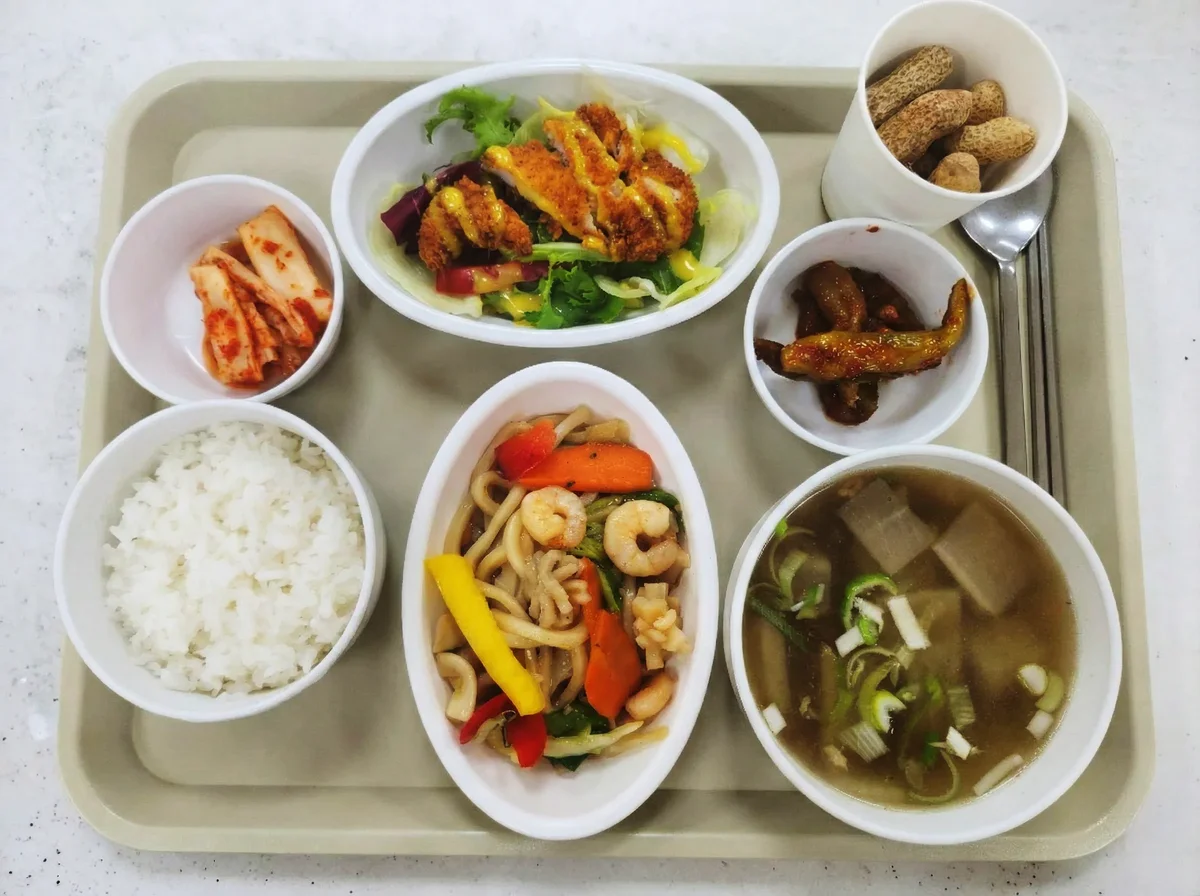Suất ăn nội trú — cơm trắng, canh tương đậu, salad cốt-lết heo, tôm xào